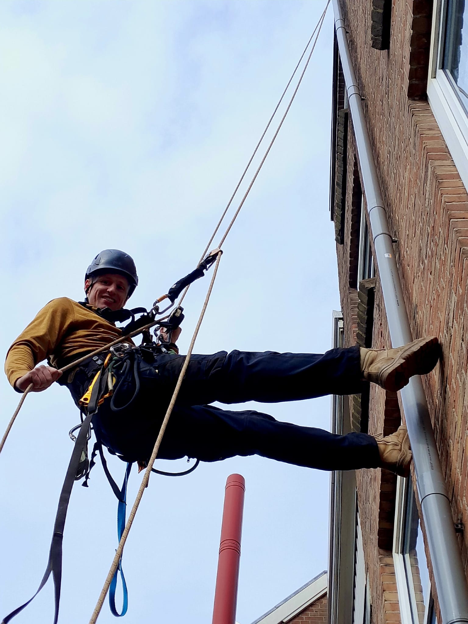 Professionele rope access werkzaamheden uitgevoerd door Building Up BV, specialisten in werken op hoogte en inspecties Rope Access Werkzaamheden