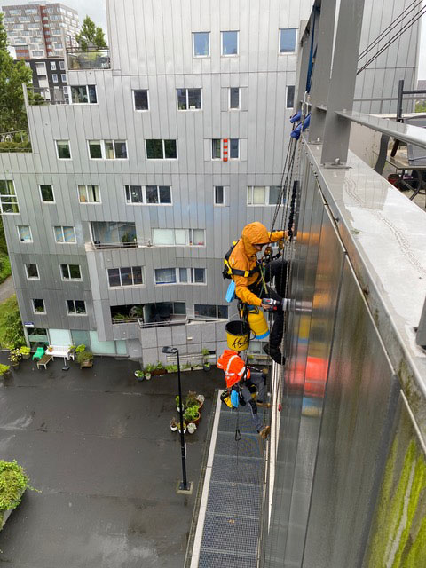 Professionele rope access werkzaamheden uitgevoerd door Building Up BV, specialisten in werken op hoogte en inspecties Rope Access Werkzaamheden